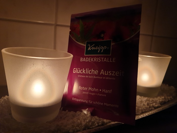 Entspannen im Wellnessbad Glückliche Auszeit im Wellnessbad